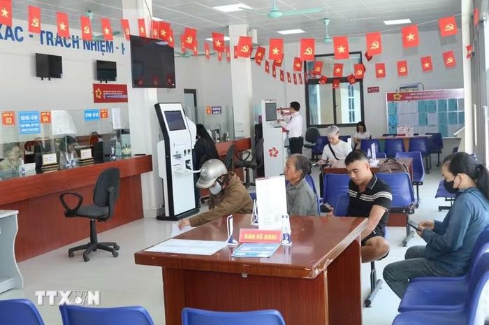 Người dân chờ làm thủ tục hành chính tại Trung tâm phục vụ hành chính công xã Lộc Bình, tỉnh Lạng Sơn. (Ảnh: Quang Duy/TTXVN)