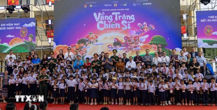 Tặng quà cho học sinh trong chương trình “Trăng sáng muôn nơi - Vầng trăng chiến sỹ”. (Ảnh: Xuân Quý/TTXVN)