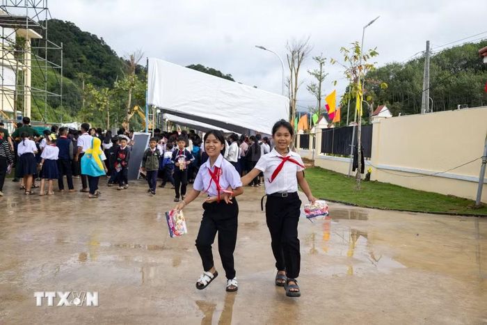 Niềm vui của học sinh Tây Giang trong ngày hội Trung thu.(Ảnh: Xuân Quý/TTXVN)