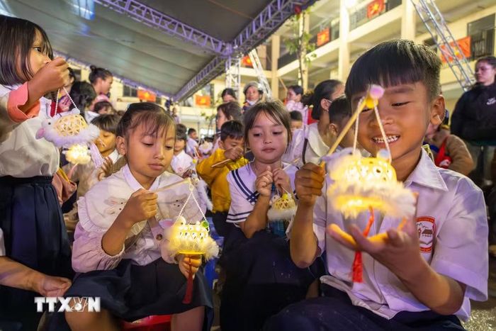 Học sinh vùng biên vui đêm hội Trung thu. (Ảnh: Xuân Quý/TTXVN)