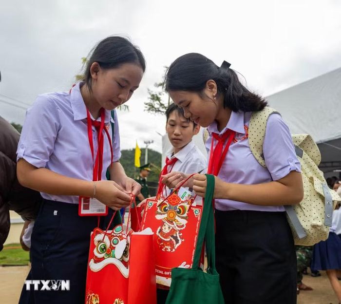 Học sinh vùng cao được tặng quà dịp Trung Thu. (Ảnh: Xuân Quý/TTXVN)