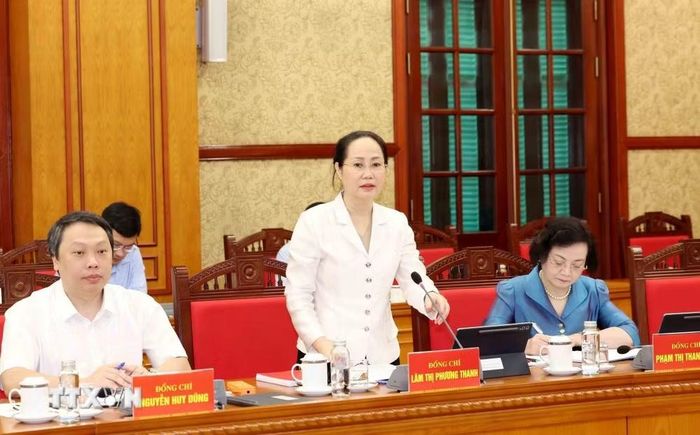 Đồng chí Lâm Thị Phương Thanh, Uỷ viên Trung ương Đảng, Bộ trưởng Bộ Văn hoá, Thể thao và Du lịch trình bày báo cáo tại phiên họp. (Ảnh: Phương Hoa/TTXVN)