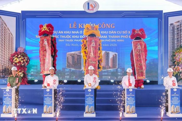 Các đại biểu nhấn nút khởi công công trình. (Ảnh: Thanh Thương/TTXVN)