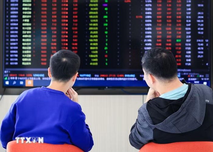 Nhà đầu tư theo dõi bảng chỉ số chứng khoán tại tỉnh Giang Tô, Trung Quốc. (Ảnh minh họa. THX/TTXVN)