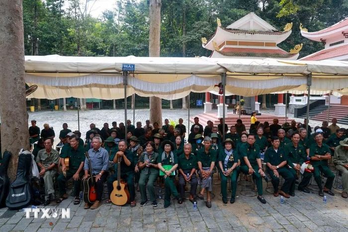Các cán bộ, đội viên thuộc các thế hệ cựu Thanh niên Xung phong Tây Ninh và Long An hội ngộ tại Khu di tích lịch sử Dương Minh Châu, cùng ôn lại chặng đường cống hiến nơi biên giới Tây Nam.(Ảnh: Giang Phương/TTXVN)