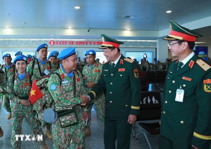 Thượng tướng Nguyễn Trường Thắng, Ủy viên Trung ương Đảng, Thứ trưởng Bộ Quốc phòng động viên các sỹ quan, quân nhân Đội Công binh số 5 lên đường làm nhiệm vụ. (Ảnh: Trọng Đức/TTXVN)