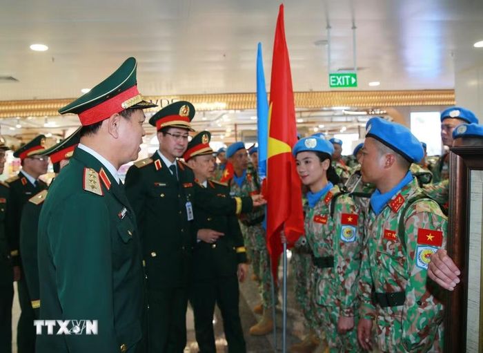 Thượng tướng Nguyễn Trường Thắng, Ủy viên Trung ương Đảng, Thứ trưởng Bộ Quốc phòng, chúc mừng các sỹ quan, quân nhân Đội Công binh số 5 lên đường thực hiện nhiệm vụ. (Ảnh: Trọng Đức/TTXVN)
