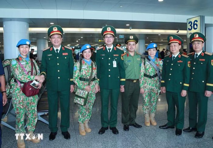 Thượng tướng Nguyễn Trường Thắng, Ủy viên Trung ương Đảng, Thứ trưởng Bộ Quốc phòng cùng đại diện lãnh đạo các cơ quan Bộ Quốc phòng tại lễ tiễn Đội Công binh số 5. (Ảnh: Trọng Đức/TTXVN)