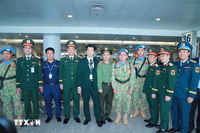 Thượng tướng Nguyễn Trường Thắng, Ủy viên Trung ương Đảng, Thứ trưởng Bộ Quốc phòng cùng đại diện lãnh đạo các cơ quan Bộ Quốc phòng tại lễ tiễn Đội Công binh số 5 lên đường làm nhiệm vụ. (Ảnh: Trọng Đức/TTXVN)