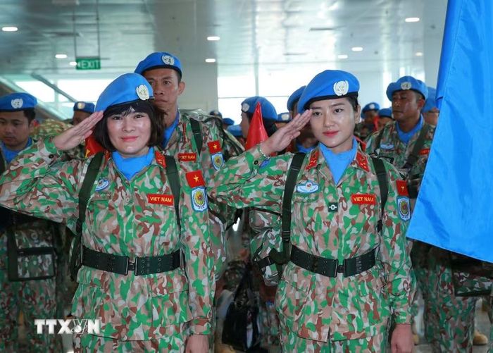 Các nữ sỹ quan, quân nhân Đội Công binh số 5 lên đường thực hiện nhiệm vụ gìn giữ hòa bình Liên hợp quốc khu vực Abyei. (Ảnh: Trọng Đức/TTXVN)