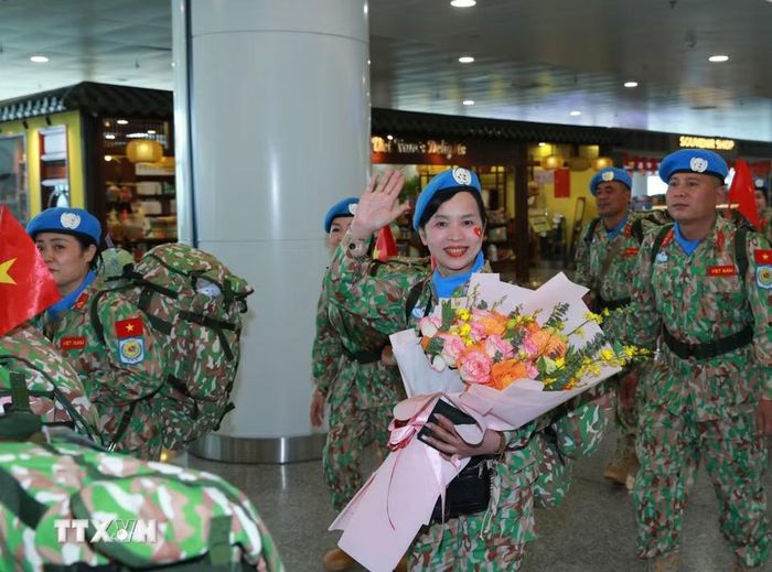 Nữ quân nhân Đội Công binh số 5 lên đường thực hiện nhiệm vụ gìn giữ hòa bình Liên hợp quốc khu vực Abyei. (Ảnh: Trọng Đức/TTXVN)