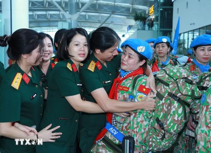 Đồng đội tiễn các sỹ quan, quân nhân Đội Công binh số 5 lên đường thực hiện nhiệm vụ gìn giữ hòa bình Liên hợp quốc khu vực Abyei. (Ảnh: Trọng Đức/TTXVN)