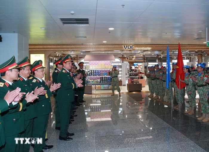 Thượng tướng Nguyễn Trường Thắng, Ủy viên Trung ương Đảng, Thứ trưởng Bộ Quốc phòng, chúc mừng các sỹ quan, quân nhân Đội Công binh số 5 lên đường thực hiện nhiệm vụ gìn giữ hòa bình Liên hợp quốc khu vực Abyei. (Ảnh: Trọng Đức/TTXVN)