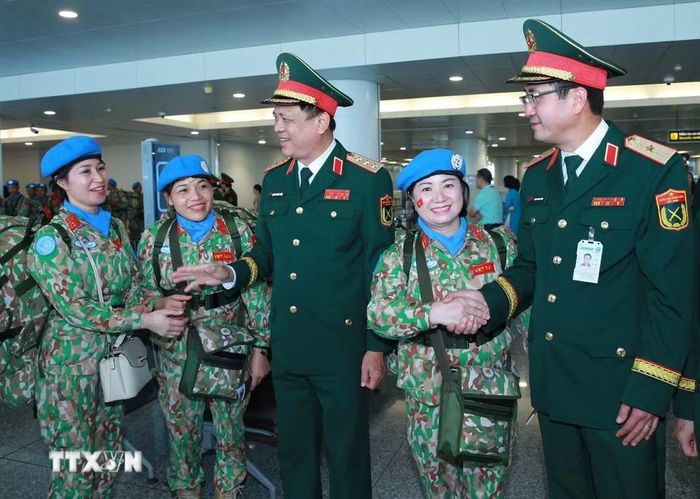 Thượng tướng Nguyễn Trường Thắng, Ủy viên Trung ương Đảng, Thứ trưởng Bộ Quốc phòng cùng đại diện lãnh đạo các cơ quan Bộ Quốc phòng tiễn Đội Công binh số 5 lên đường làm nhiệm vụ. (Ảnh: Trọng Đức/TTXVN)