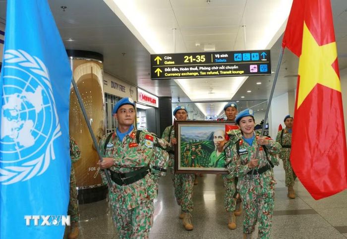 Các sỹ quan, quân nhân Đội Công binh số 5 trong lễ xuất quân lên đường làm nhiệm vụ. (Ảnh: Trọng Đức/TTXVN)