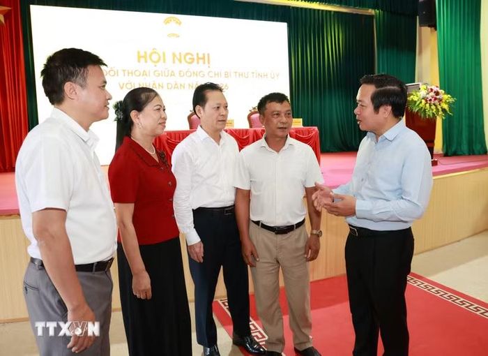 Ông Phạm Quang Ngọc, Bí thư Tỉnh ủy Hưng Yên trao đổi để lắng nghe nguyện vọng, tâm tư của nhân dân. (Ảnh: Mạnh Khánh/TTXVN)