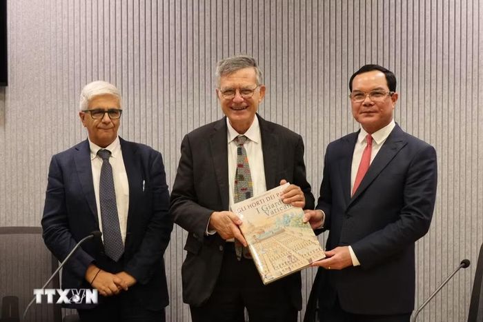 Bộ trưởng Truyền thông Vatican Paolo Ruffini tặng quà Bộ trưởng Bộ Dân tộc và Tôn giáo Việt Nam Nguyễn Đình Khang. (Ảnh: Hải Linh/TTXVN)