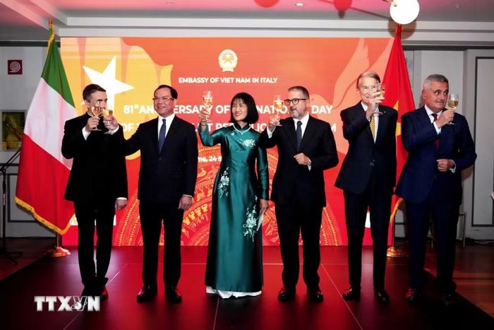 Các đại biểu chúc mừng sự kiện. (Ảnh: Hải Linh/TTXVN)