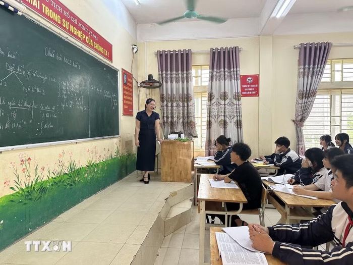 Giáo viên hướng dẫn học sinh ôn tập. (Ảnh: Nguyễn Thảo/TTXVN)