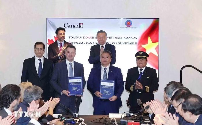 Tổng Bí thư, Chủ tịch nước Tô Lâm chứng kiến lễ trao các văn kiện hợp tác giữa doanh nghiệp hai nước. (Ảnh: Thống Nhất/TTXVN)
