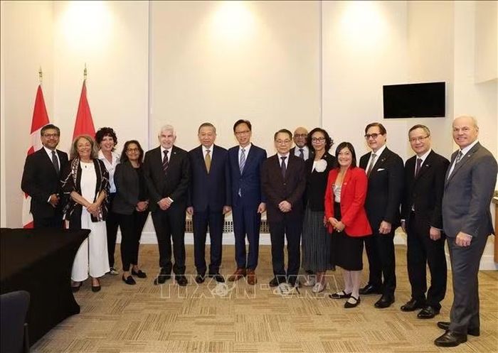 Chủ tịch nước Tô Lâm với Nhóm Nghị sĩ hữu nghị Canada - Việt Nam. Ảnh: Thống Nhất/TTXVN