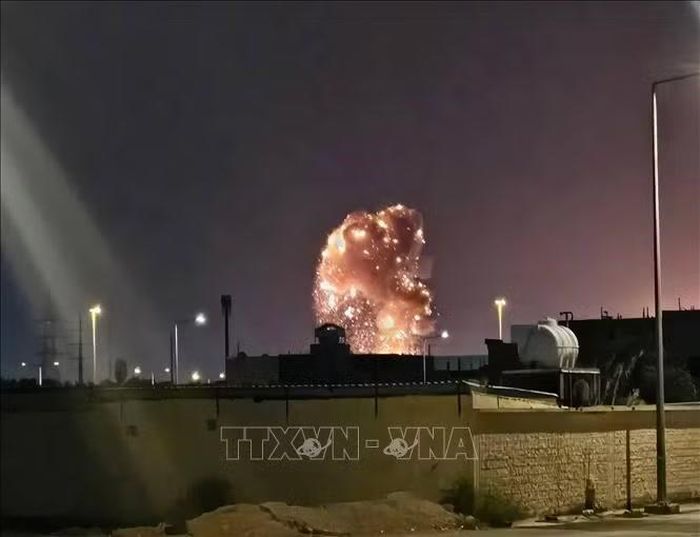 Khói lửa bốc lên sau một vụ nổ tại thủ đô Riyadh, Saudi Arabia. Ảnh: THX/TTXVN