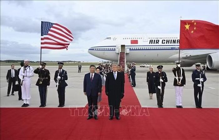 Tổng thống Mỹ Donald Trump (phải, phía trước) đón Chủ tịch Trung Quốc Tập Cận Bình (trái, phía trước) tại Căn cứ không quân Andrews, bang Maryland, ngày 23/9/2026. Ảnh: THX/TTXVN