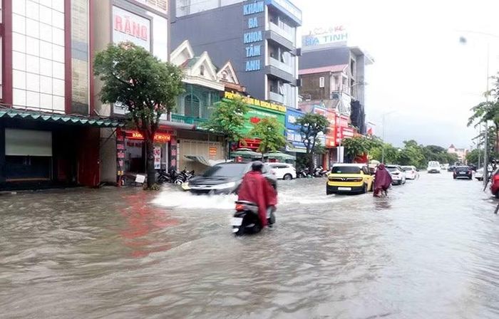 Một số tuyến đường tại Hà Tĩnh ngập do mưa lớn. Ảnh: Công Tường - TTXVN
