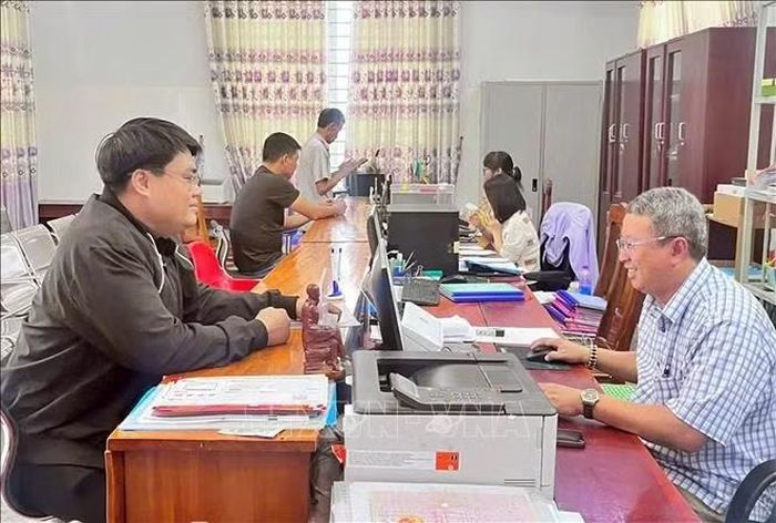 Người dân xã Vạn Thắng thao tác nộp hồ sơ trực tuyến tại bộ phận một cửa, tiết kiệm thời gian và nâng cao hiệu quả giải quyết thủ tục hành chính. Ảnh TTXVN phát