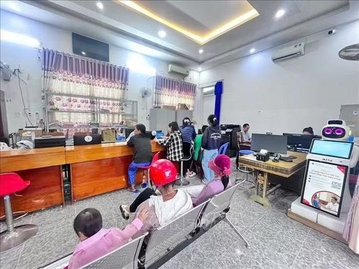 Robot thông minh tích hợp AI hỗ trợ người dân tra cứu thủ tục và lấy số thứ tự tại Trung tâm Phục vụ hành chính công xã Vạn Thắng. Ảnh TTXVN phát