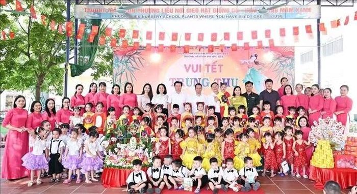 Tặng quà Trung thu cho thiếu nhi.