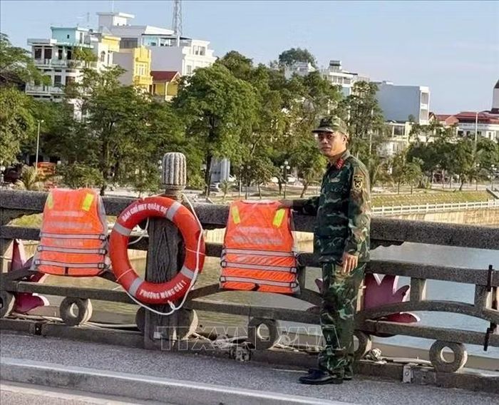 Ban Chỉ huy Quân sự phường Móng Cái 1 tiến hành treo áo phao, phao cứu sinh trên cầu Ka Long. Ảnh: TTXVN phát