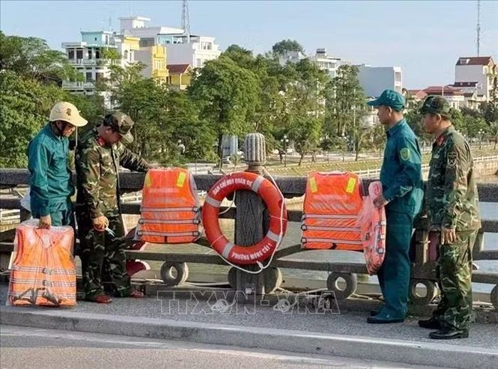 Ban Chỉ huy Quân sự phường Móng Cái 1 tiến hành treo áo phao, phao cứu sinh trên cầu Ka Long. Ảnh: TTXVN phát