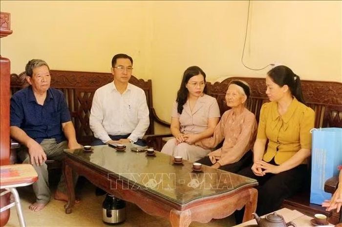 Lãnh đạo Hội Liên hiệp Phụ nữ tỉnh Ninh Bình thăm hỏi, động viên thân nhân liệt sĩ Nguyễn Thị Thi, Nguyễn Thị Thu, tổ 3, phường Hà Nam.