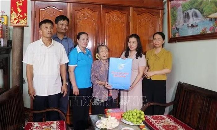Đoàn thăm, tặng quà tri ân gia đình, thân nhân liệt sĩ Phạm Thị Lan, ở tổ 5, phường Hà Nam.