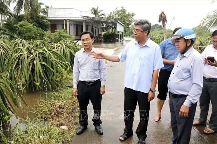 Ông Nguyễn Minh (thứ hai, từ trái sang), Phó Chủ tịch UBND tỉnh Lâm Đồng kiểm tra khu vực ngập lụt tại xã Tuyên Quang.