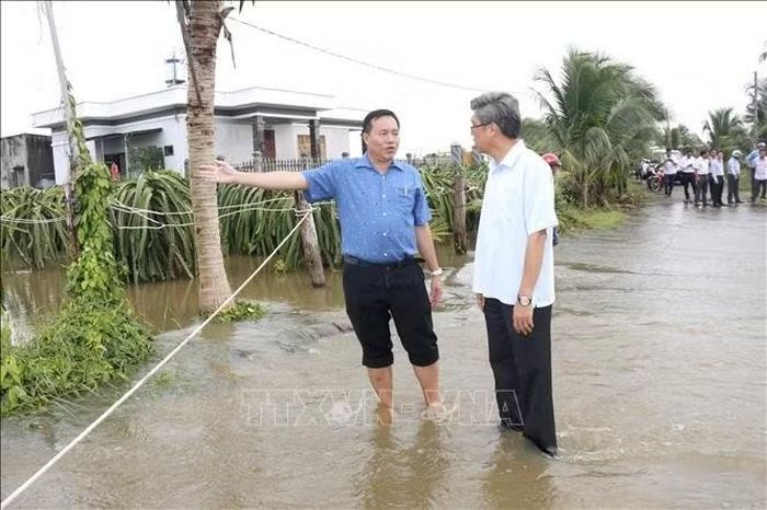 Ông Nguyễn Minh (bên phải), Phó Chủ tịch UBND tỉnh Lâm Đồng kiểm tra khu vực ngập lụt tại xã Tuyên Quang.