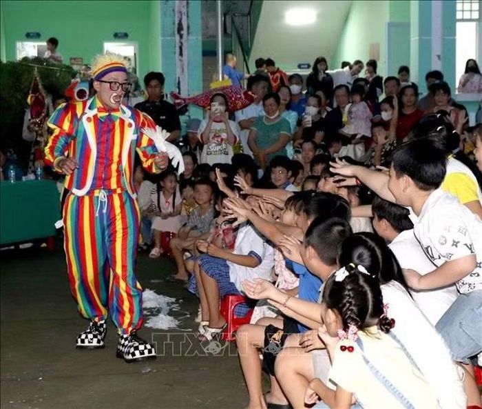 Thiếu nhi phấn khởi vui chơi trong đêm hội Trăng rằm tại xã Bình Phước, tỉnh Vĩnh Long.