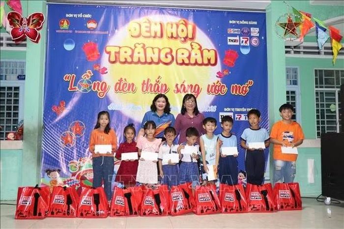 Trao quà Trung thu cho thiếu nhi tại xã Bình Phước, tỉnh Vĩnh Long.