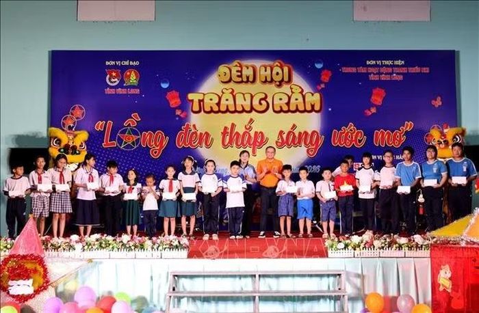 Trung tâm Hoạt động thanh thiếu nhi tỉnh Vĩnh Long trao quà trung thu cho thiếu nhi.
