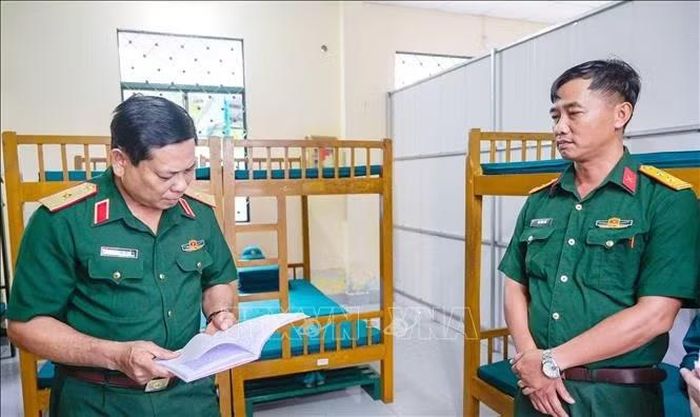 Thiếu tướng Quách Văn Nhỏ, Phó Tư lệnh Quân khu 9, kiểm tra thực tế tại Chốt DQTT Phú Lộc thuộc Ban CHQS xã Vĩnh Xương. Ảnh: Văn Sĩ/TTXVN