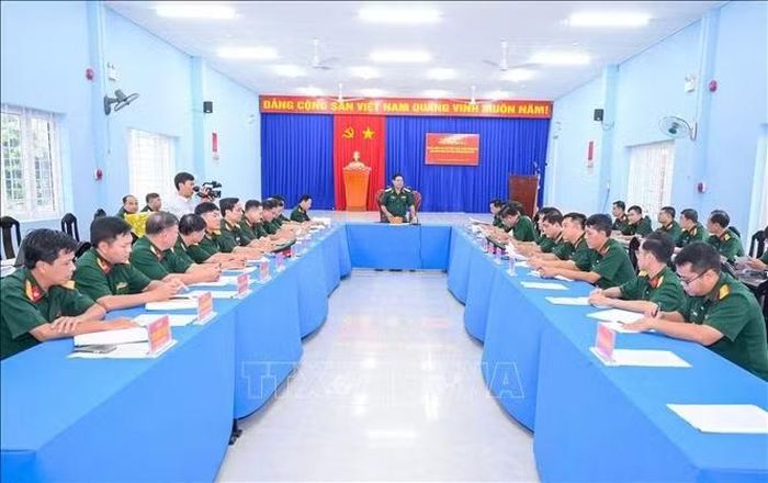 Quang cảnh buổi kiểm tra tại Ban CHQS xã Vĩnh Xương. Ảnh: Văn Sĩ/TTXVN