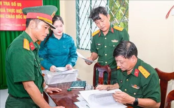 Đoàn công tác kiểm tra thực tế tại Ban CHQS phường Châu Đốc. Ảnh: Văn Sĩ /TTXVN