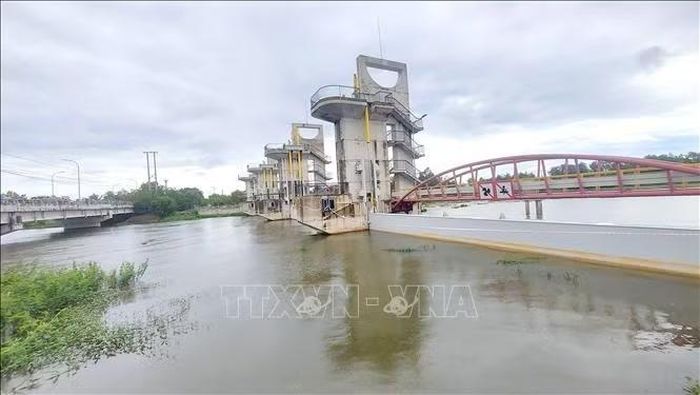 Cống Trà Sư (thuộc phường Thới Sơn, tỉnh An Giang) giúp ngăn lũ ở bờ Nam kênh Vĩnh Tế, bảo vệ an toàn sản xuất cho vùng Tứ giác Long Xuyên.
