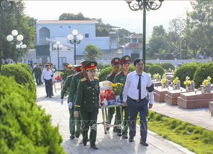 Đưa hài cốt liệt sĩ về nơi an táng tại Nghĩa trang liệt sĩ Tông Khao. Ảnh: Xuân Tư /TTXVN