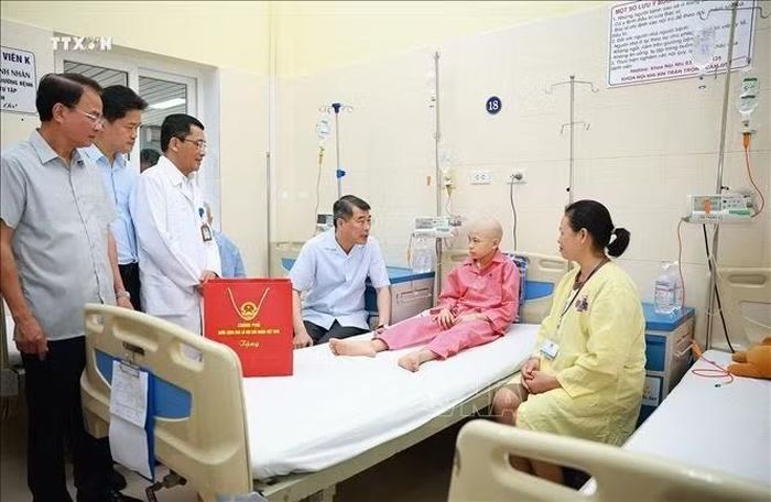 Thủ tướng Lê Minh Hưng thăm hỏi, động viên, tặng quà Trung thu cho bệnh nhi đang điều trị tại Bệnh viện K - cơ sở Tân Triều, phường Thanh Liệt, thành phố Hà Nội. Ảnh: Dương Giang/TTXVN