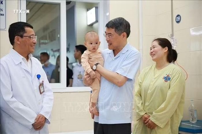 Thủ tướng Lê Minh Hưng thăm bệnh nhi đang điều trị tại Bệnh viện K - cơ sở Tân Triều, phường Thanh Liệt, thành phố Hà Nội. Ảnh: Dương Giang/TTXVN
