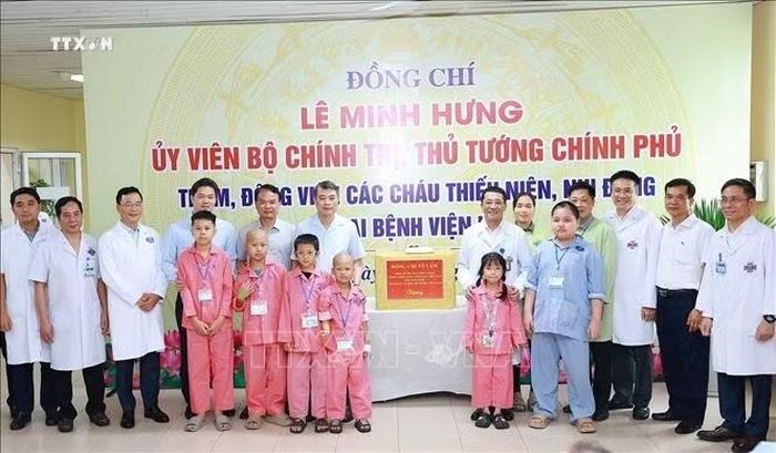 Thủ tướng Lê Minh Hưng trao quà của Tổng Bí thư, Chủ tịch nước Tô Lâm tặng các bệnh nhi đang điều trị tại Bệnh viện K - cơ sở Tân Triều, phường Thanh Liệt, thành phố Hà Nội. Ảnh: Dương Giang/TTXVN