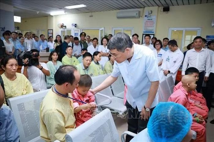 Thủ tướng Lê Minh Hưng thăm hỏi, động viên các bệnh nhi đang điều trị tại Bệnh viện K - cơ sở Tân Triều (phường Thanh Liệt, Hà Nội). Ảnh: Dương Giang/TTXVN