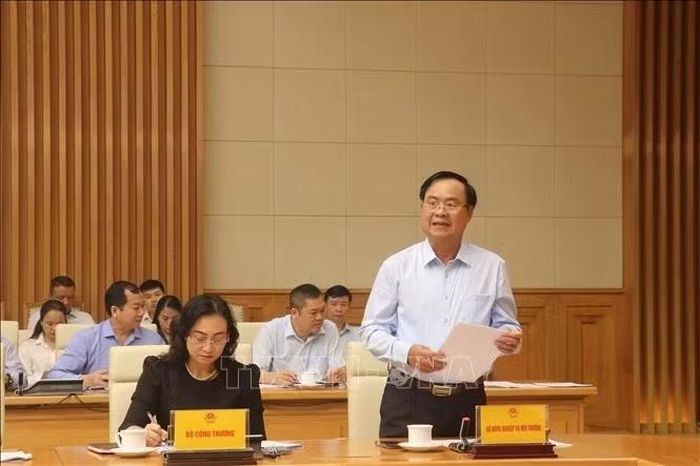 Thứ trưởng Bộ Nông nghiệp và Môi trường Võ Văn Hưng phát biểu tại buổi làm việc.
